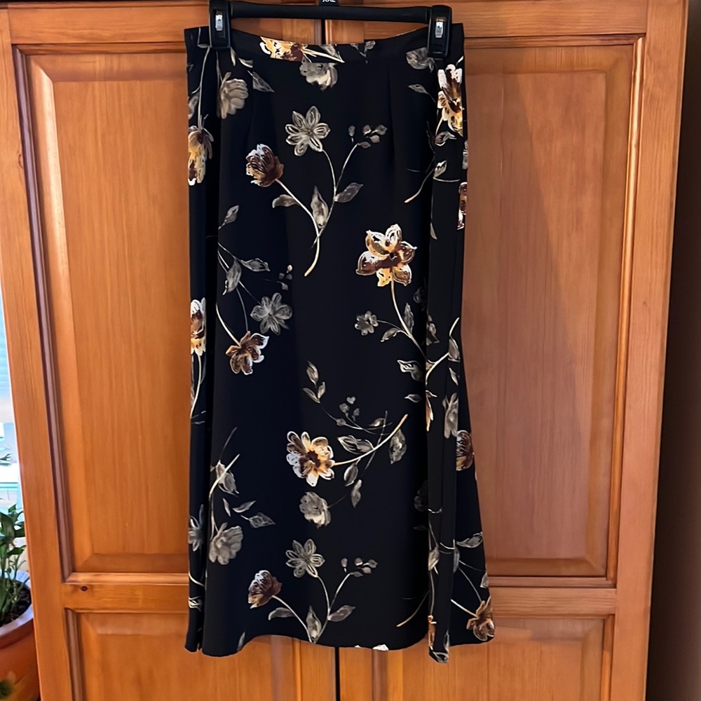 WL Sportswear size 8 petite black floral ankle length skirt good condition
